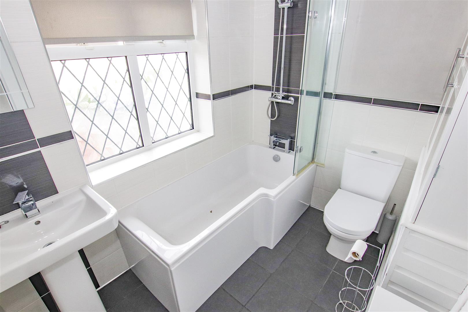 FIRST FLOOR FAMILY BATHROOM